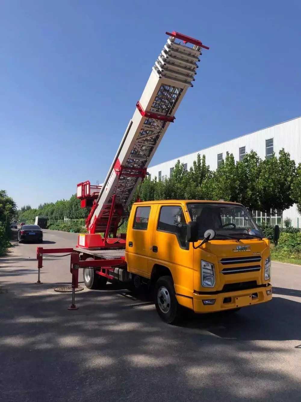 衢州附近的云梯车出租服务：轻松解决高空作业需求