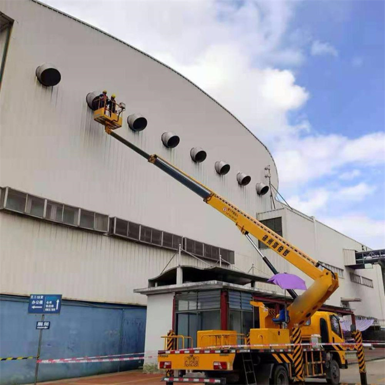 衢州高空作业车出租服务：专业广告牌安装解决方案